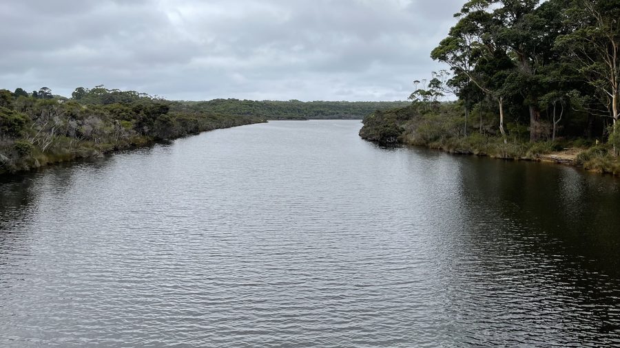 Vue sur le Frankland River depuis un pont sur le South Coast Highway