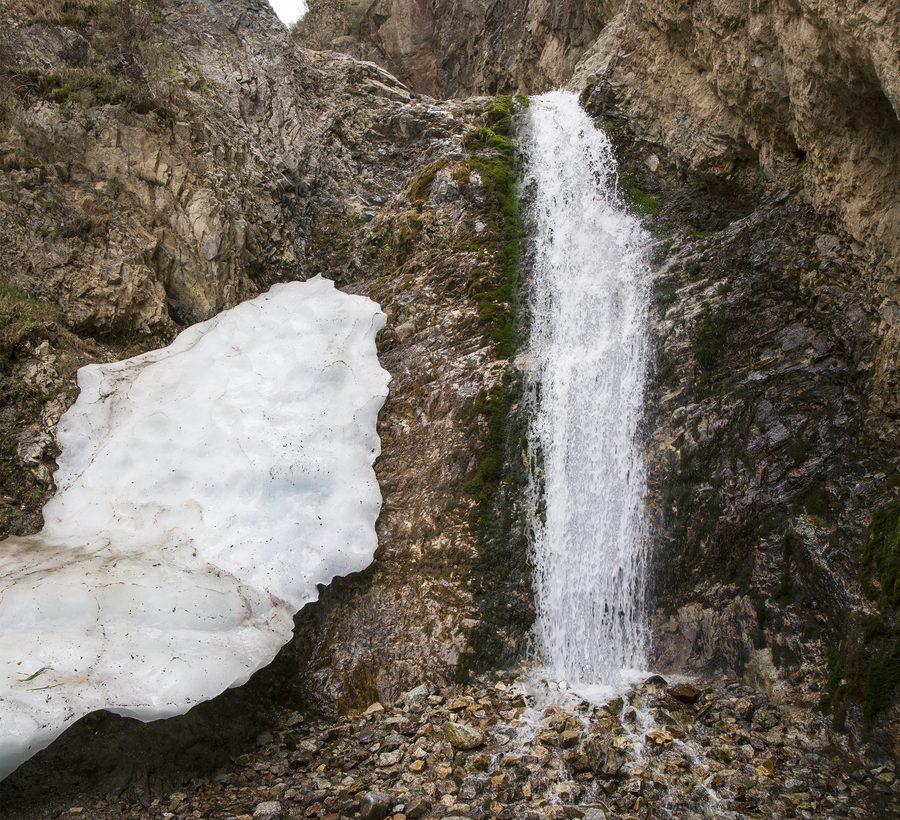 Cascade dans les gorges de Ysyk-Ata, région de Tchouï, Kirghizistan
