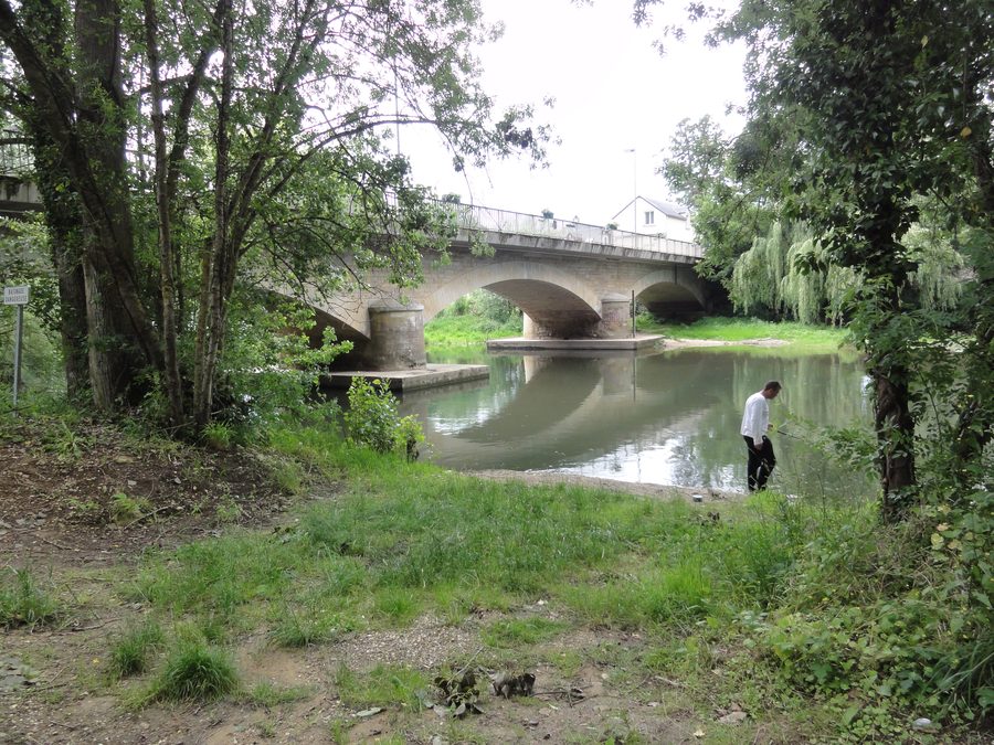 Pont sur le Clain à Naintré dans le département de la Vienne, France
