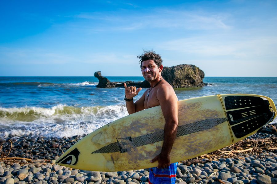 Surfeur sur la côte pacifique du Salvador