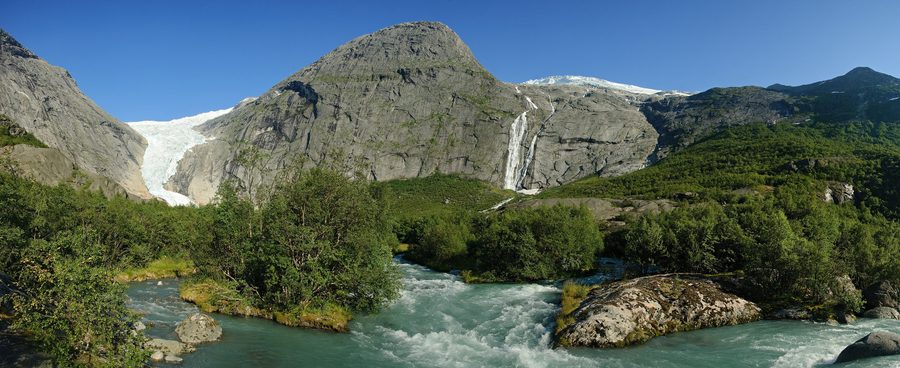 Briksdalsbreen dans le Briksdal avec vallée, cascade et rivière