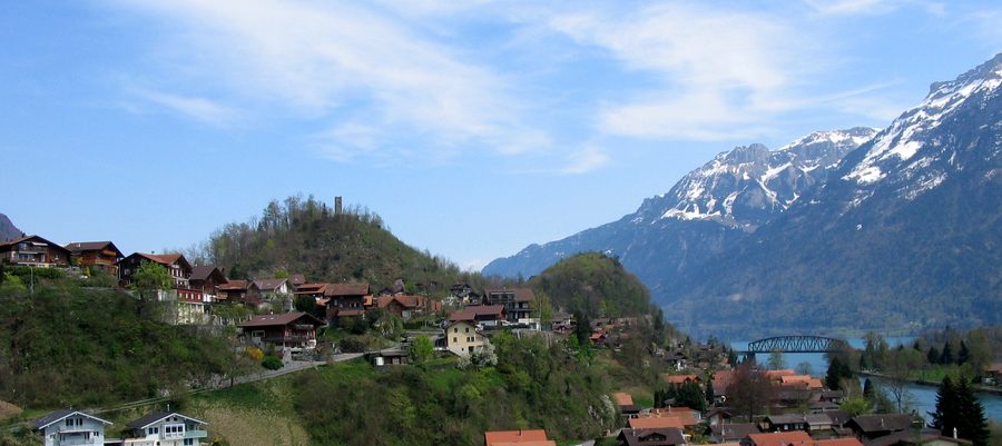 Vue sur le village de Goldswil et le paysage alpin du Bödeli près d’Interlaken