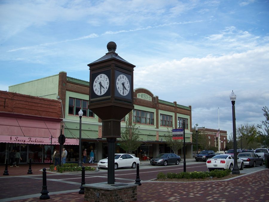 Horloge de rue dans le quartier commercial historique de Sanford, Floride