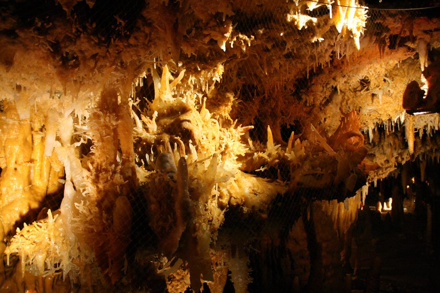 Vue intérieure de la Grotte du Grand Roc à Les Eyzies de Tayac dans la vallée de la Vézère