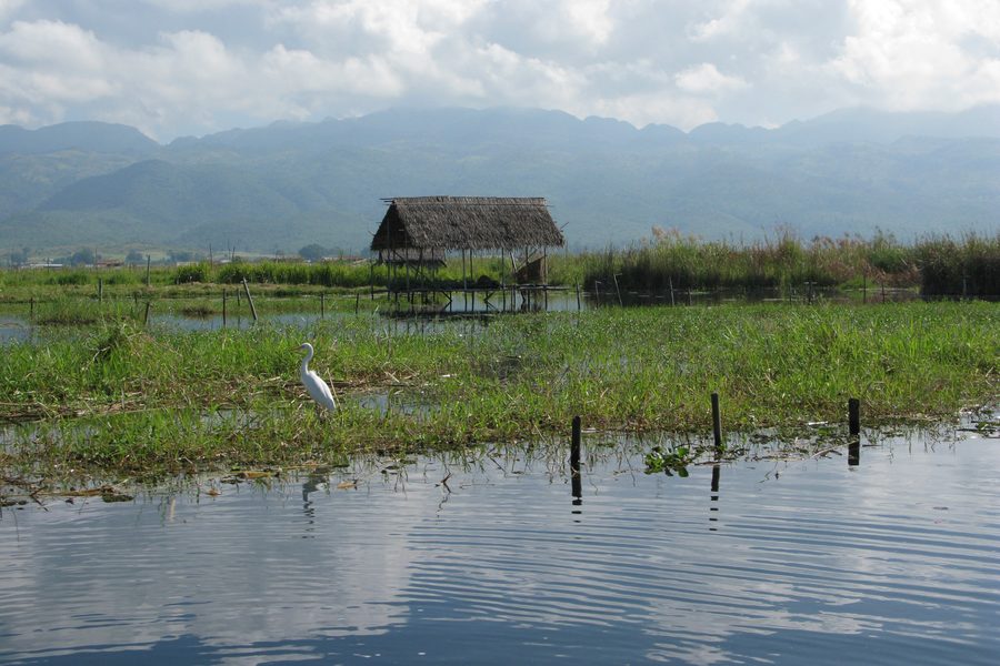 Maisons au bord du lac Inle dans l’État Shan