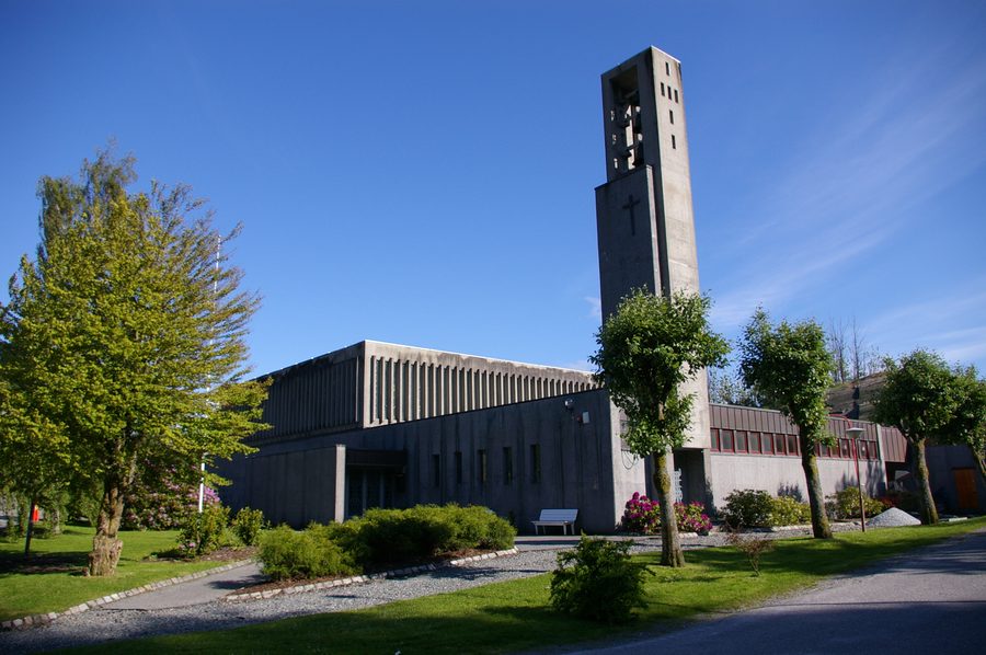 Vue extérieure de la Strusshamn kirke à Askøy en Norvège