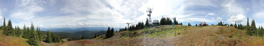 Vue depuis SilverStar Mountain sur le complexe et le paysage montagneux.