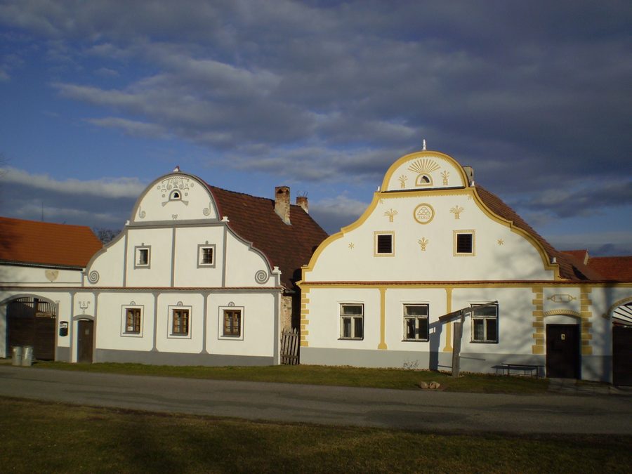 La place du village de Holašovice avec des maisons traditionnelles de Bohême du Sud
