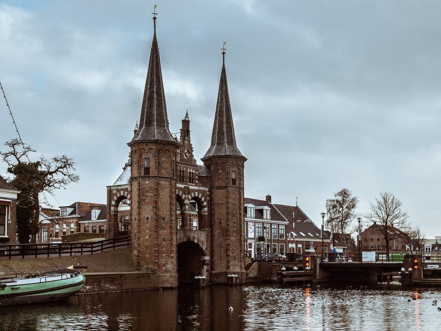 Waterpoort à Sneek au bord du canal