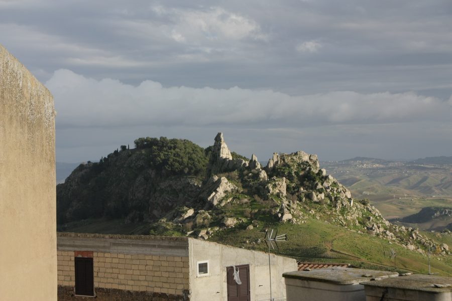 Vue de Colle San Marco sur le plateau boisé près d’Ascoli Piceno