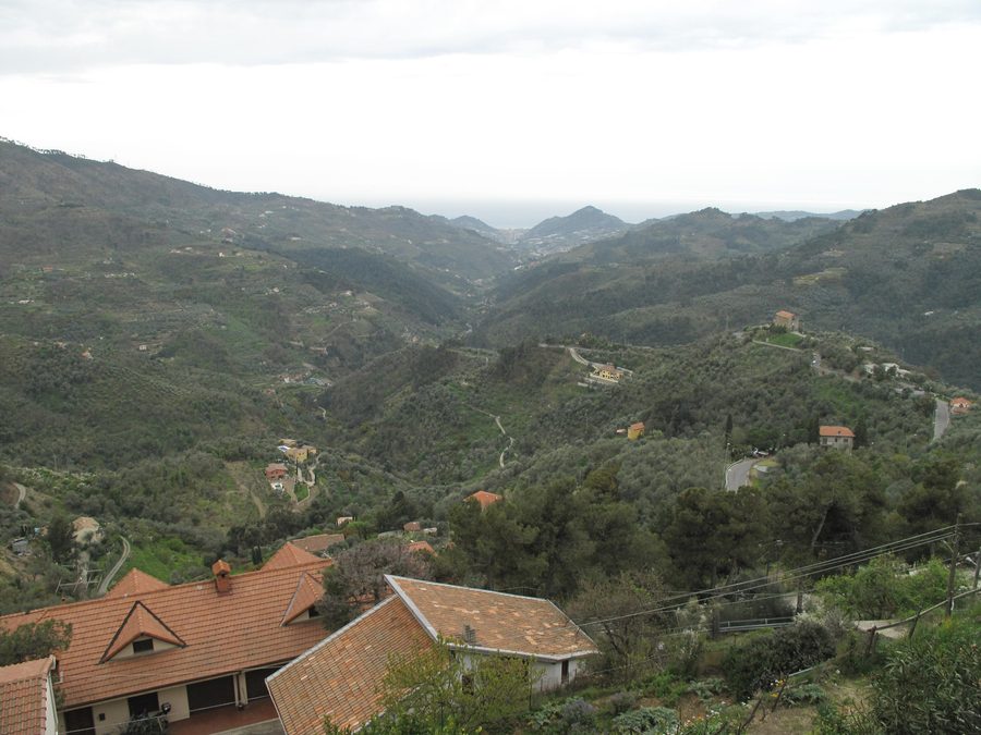 Vue de Perinaldo sur le paysage ligure jusqu’à la mer
