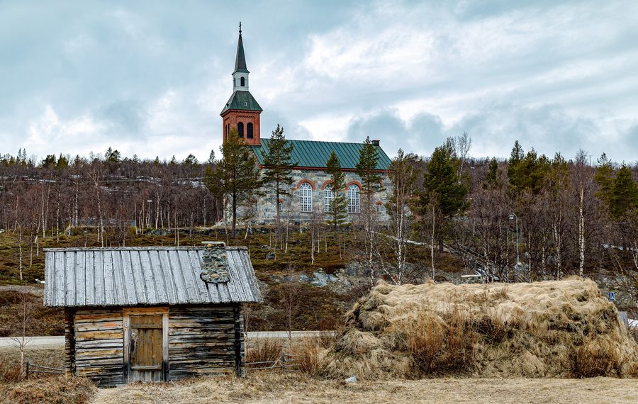 L’église d’Utsjoki et le village paroissial en Laponie finlandaise.