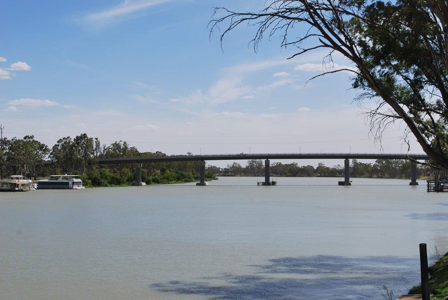 Murray River à Berri avec le pont de Berri en arrière-plan