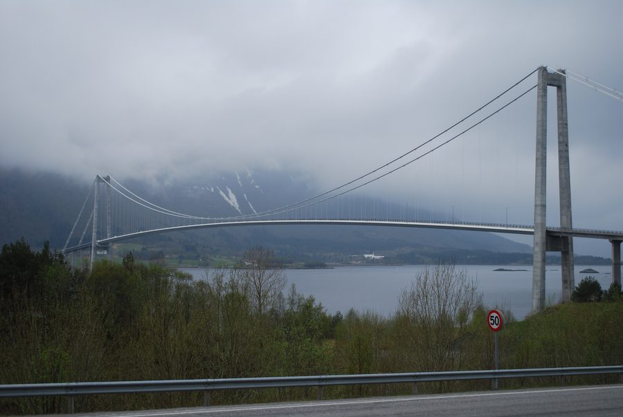Pont de Gjemnessund sur la route européenne E39 dans le Møre og Romsdal, Norvège