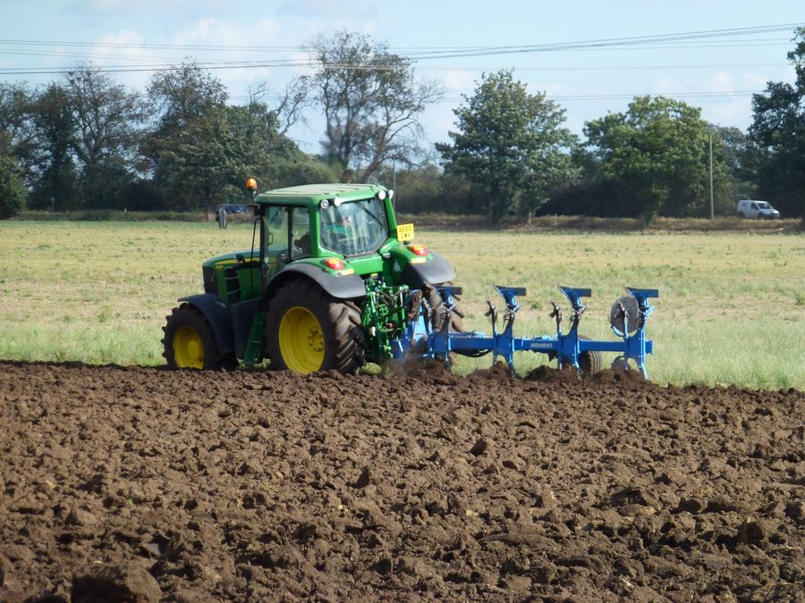 Labourage dans le paysage ouvert des Fens
