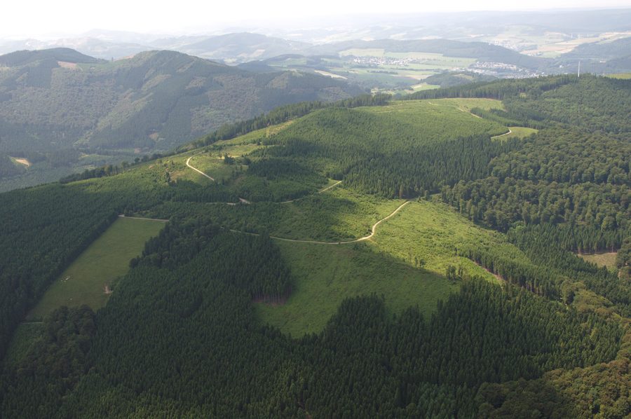 Vue sur les montagnes Heidkopf et Olsberg dans le Sauerland