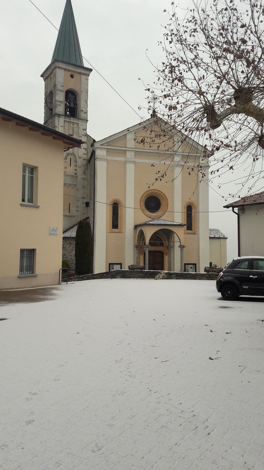 Panorama de Germasino avec église, local associatif et mairie devant le paysage de montagne