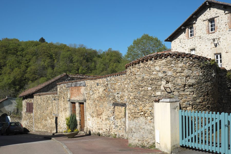 Mur de l’ancienne abbaye de Solignac dans le département de la Haute-Vienne