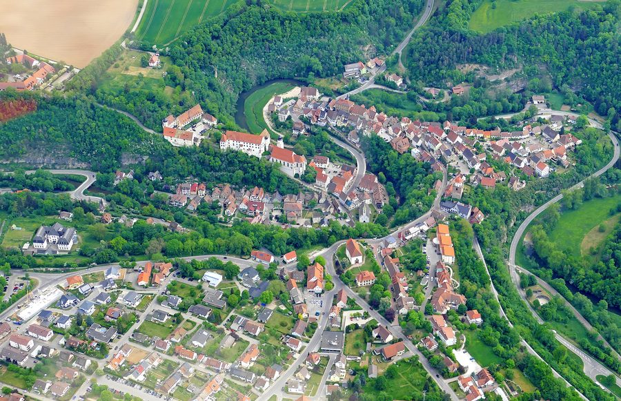 Vue aérienne du centre de Haigerloch dans la vallée de l’Eyach