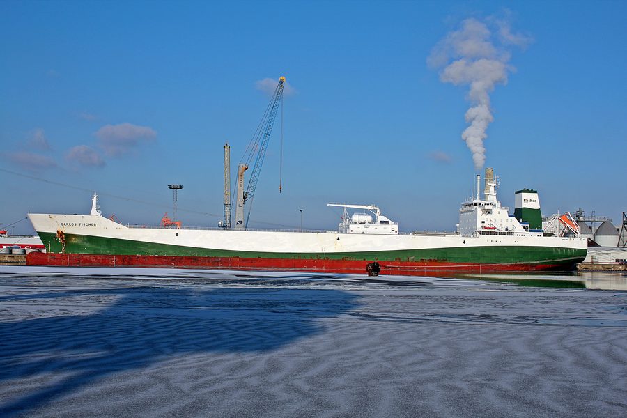 Cargo Carlos Fischer dans le port d'Emden