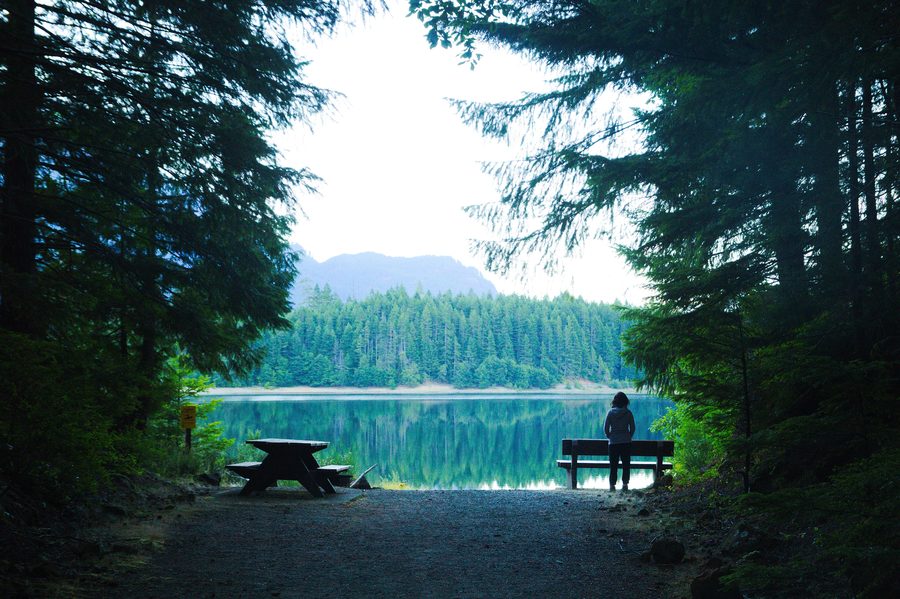 Coucher de soleil sur Buttle Lake dans le parc provincial Strathcona