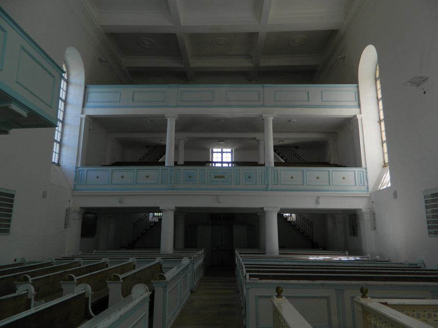 Partie est de la nef dans l'église réformée de Túrkeve, Hongrie