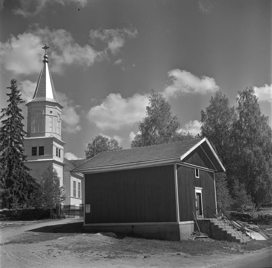 L’église de Lavia et l’ancien bâtiment du grenier à grains situé à côté de l’église ; aujourd’hui, le bâtiment abrite le musée local de Lavian.