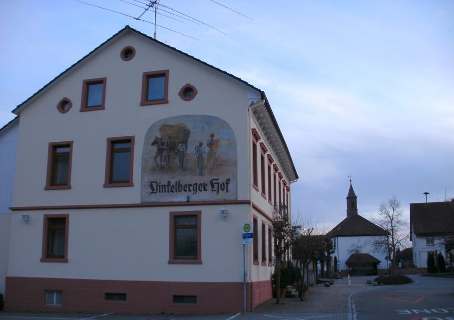 Centre du village d’Adelhausen avec l’ancienne auberge Dinkelberger Hof et une fresque de façade