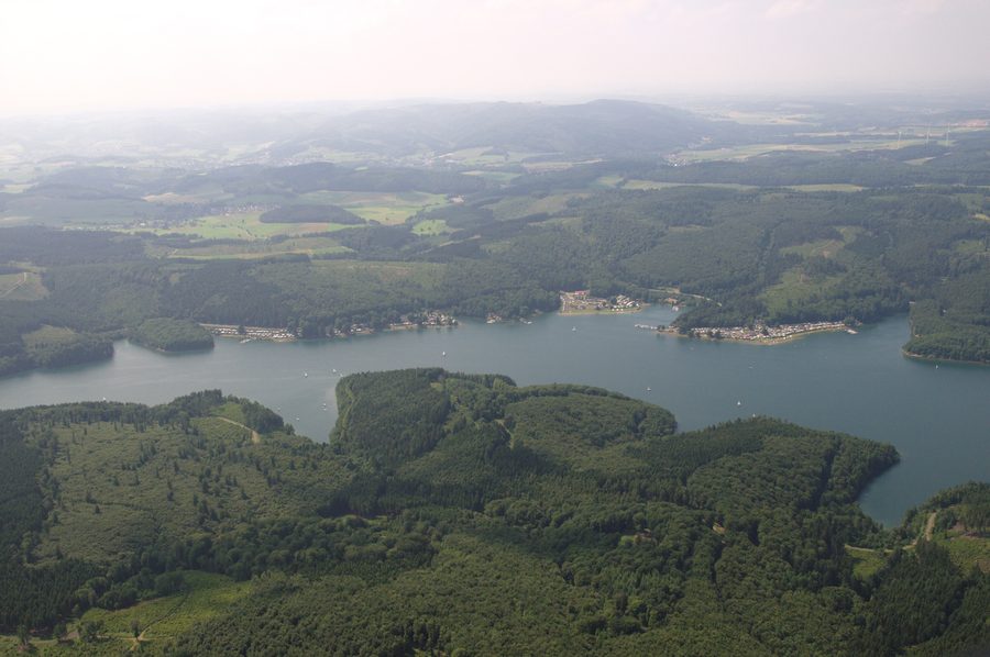 Vue aérienne du Sorpesee dans le Sauerland, entre Langscheid et Amecke.