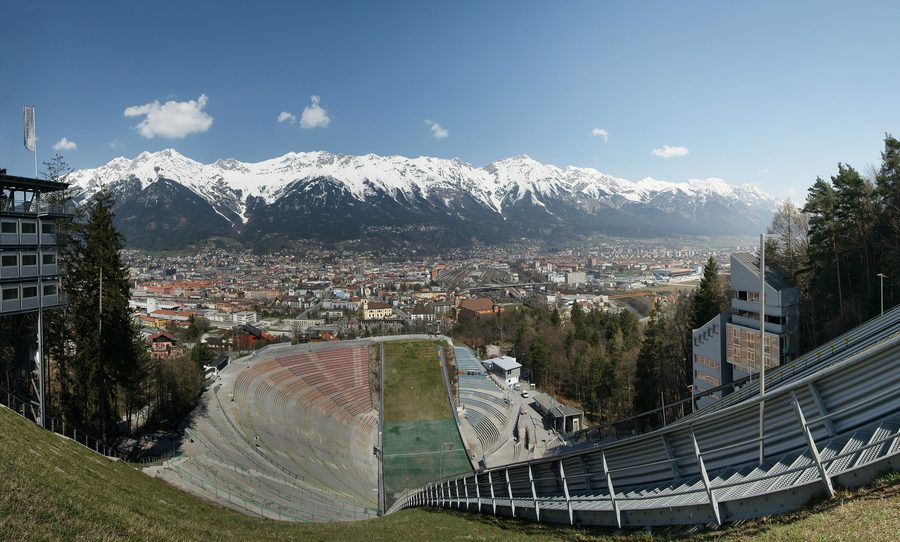 Vue panoramique d’Innsbruck avec la Nordkette et les Alpes tyroliennes derrière la ville.