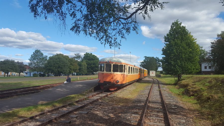Un train touristique de Virserum sur une voie ferrée à écartement étroit en Suède