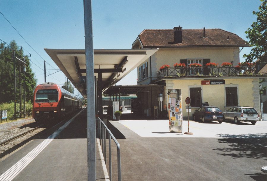 Bâtiment de la gare de Männedorf avec toiture de quai et train S-Bahn