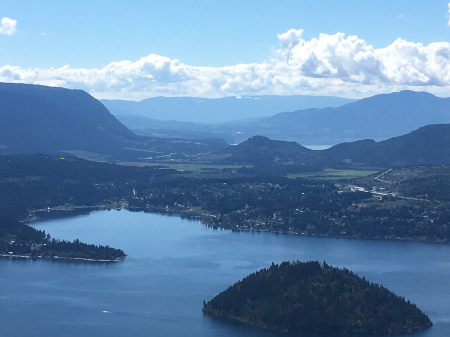 Vue depuis le belvédère Hlina près de Scotch Creek sur le lac Shuswap avec Copper Island au premier plan