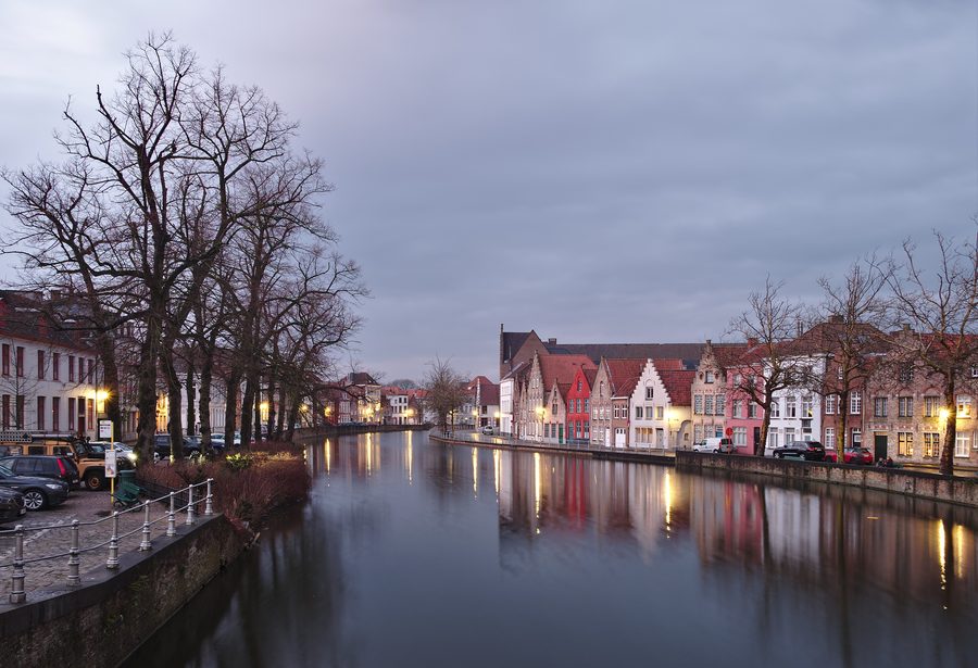 Cours d’eau historique à Bruges avec des maisons et un pont