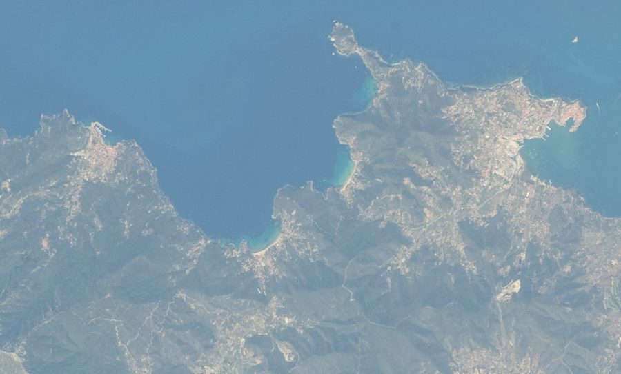 Vue aérienne de Scaglieri et de la baie de Biodola sur l’île d’Elbe