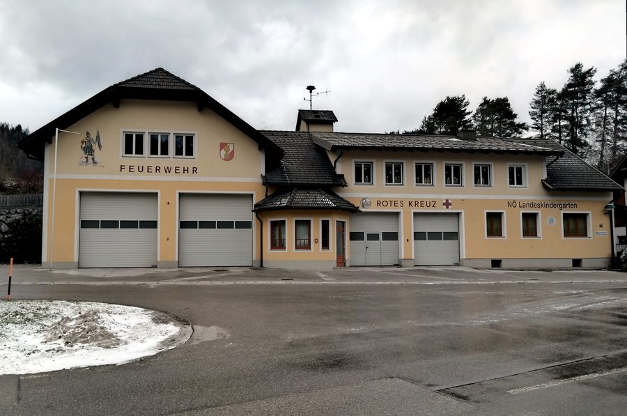 Caserne des pompiers, Croix-Rouge et jardin d’enfants à Rohr im Gebirge, Basse-Autriche