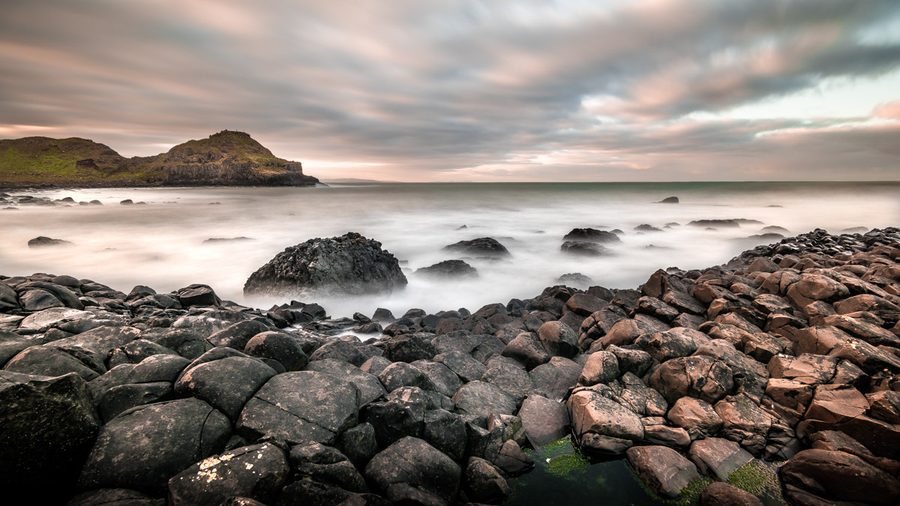 Les colonnes de basalte de la Chaussée des Géants sur la côte d’Irlande du Nord.