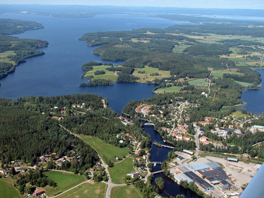 Vue aérienne de Näsviken dans le Hälsingland avec des maisons et le lac Sördellen à l’arrière-plan