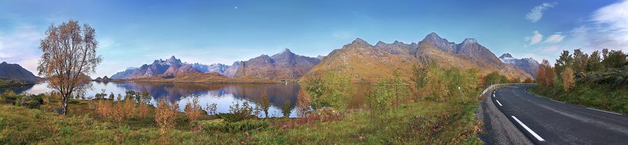 Vue panoramique sur le Raftsundet et les montagnes environnantes des Lofoten