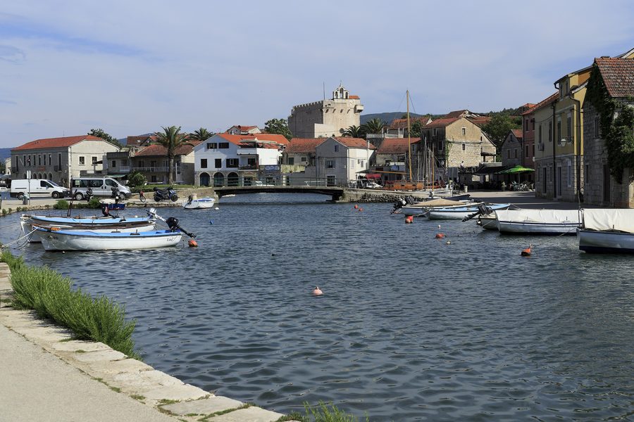 Premier pont de Vrboska avec l’église fortifiée Sainte-Marie à l’arrière-plan