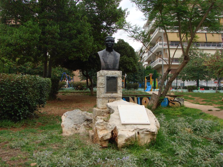Monument à Dimitris Tzemos sur la place Dimitris-Tzemos à Néa Smyrni, en Grèce