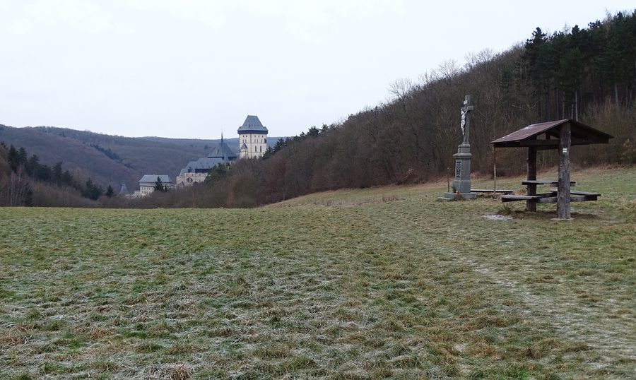 Vue du château de Karlštejn depuis le col entre les collines de Plešivec et de Haknová