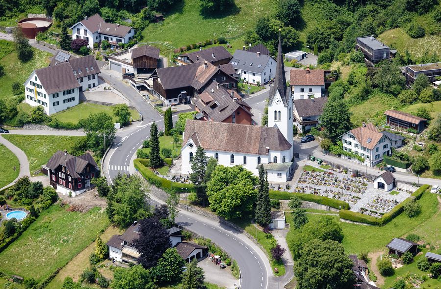 Vue aérienne de l’église paroissiale Sainte-Agnès et du cimetière à Klaus dans le Vorarlberg
