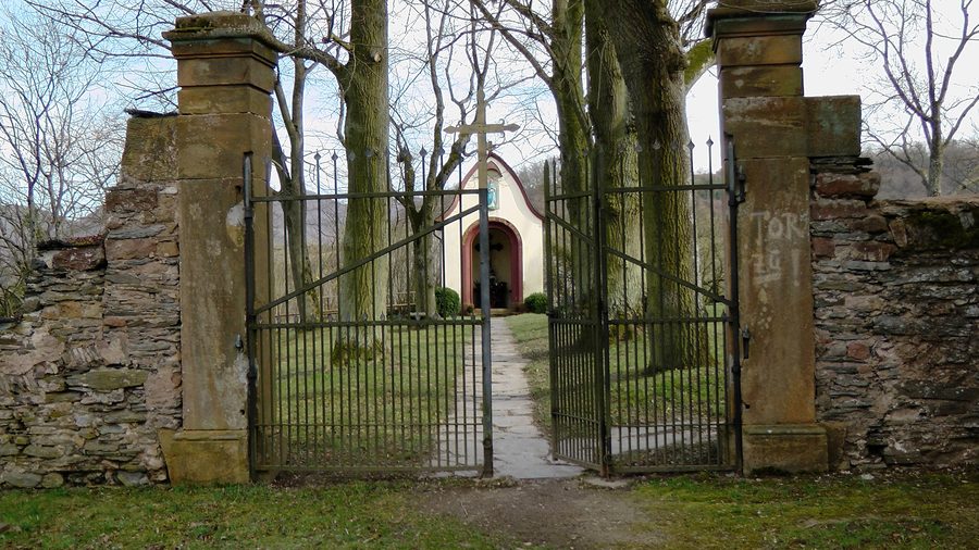 Chapelle et monuments naturels sur le Lambrechtskirchhof à Ayl an der Saar