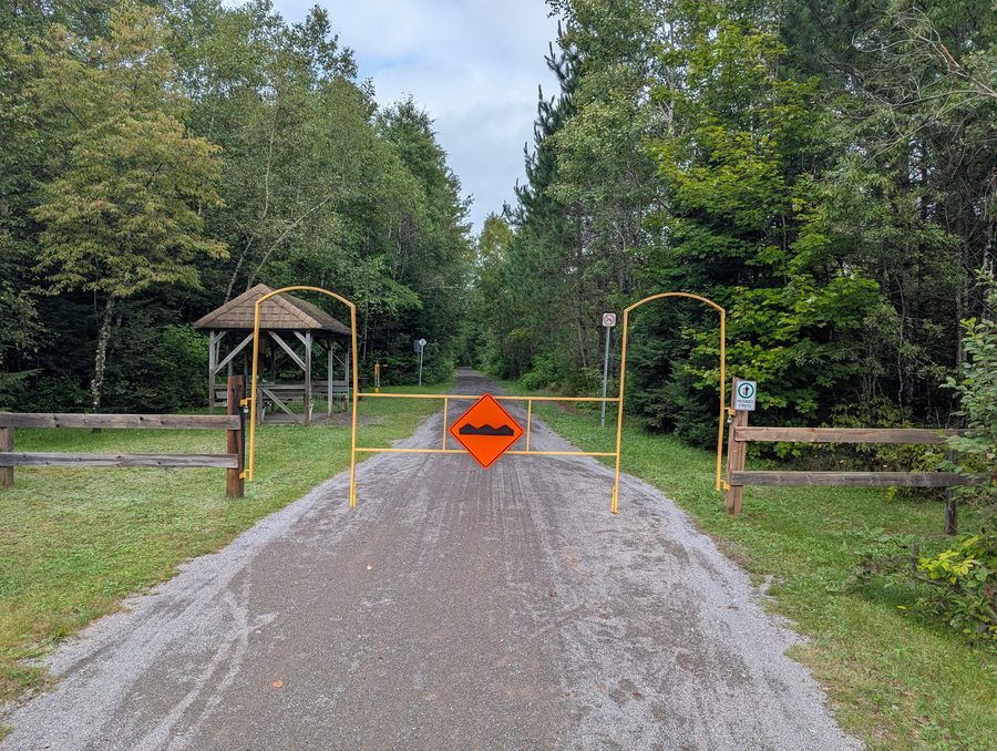 Vue de la Vélopiste Jacques-Cartier/Portneuf dans la forêt.