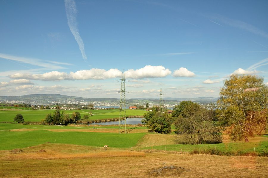 Étang d’Itlimoos près de Samstagern à Wollerau avec paysage en arrière-plan