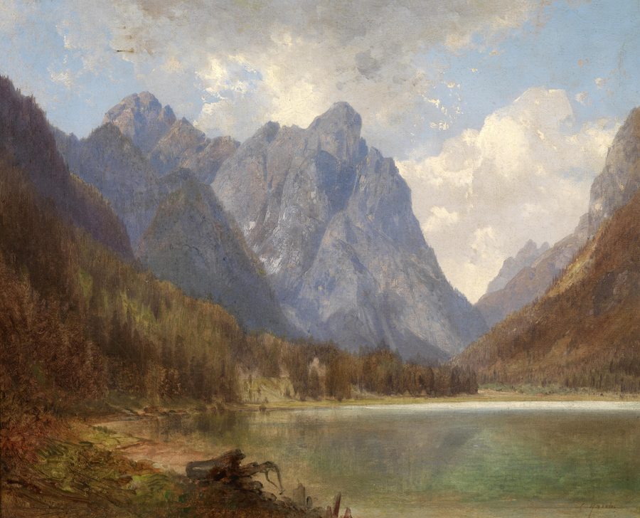 Lac de Dobbiaco dans le Pustertal devant un décor alpin de montagnes