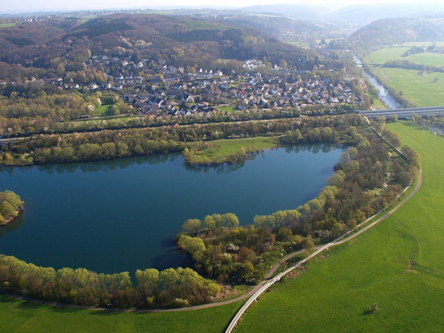Château d’Allner au bord du lac Allner près de Hennef