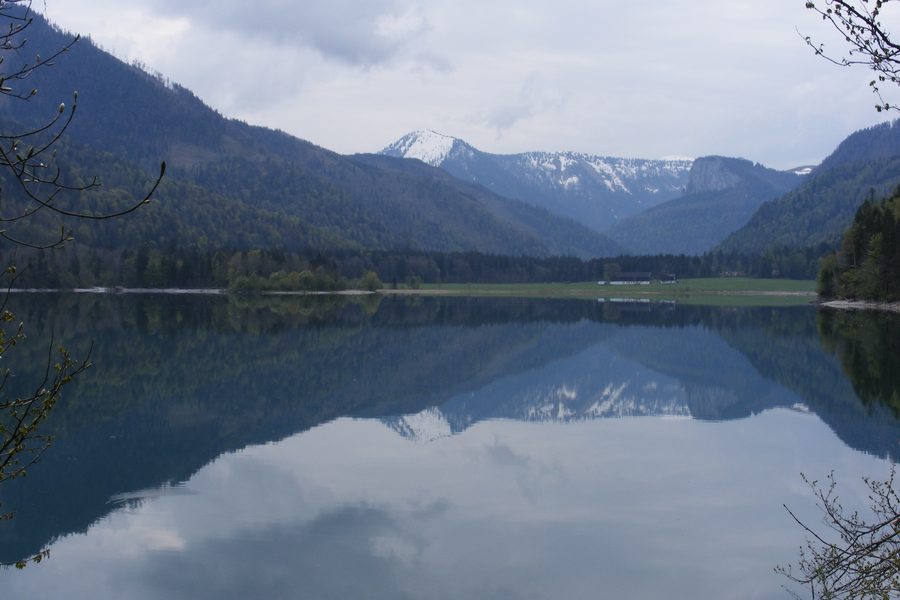 Hintersee im Salzburger Flachgau mit umliegender Berglandschaft