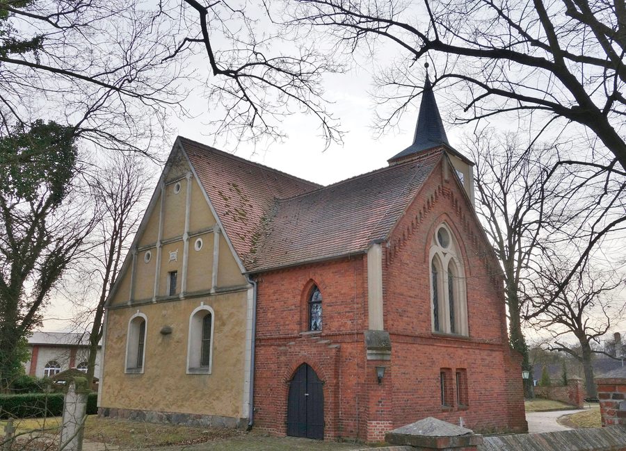 Vue nord-est de l’église du village de Nennhausen
